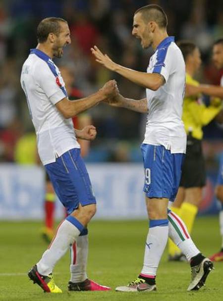 I due sono ancora compagni in Nazionale, dove giocano assieme dal 2010. Qui esultano dopo la vittoria dell&#39;Italia per 2-0 contro il Belgio all&#39;esordio di Euro 2016. Epa